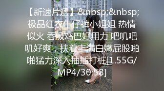 长卷发轻熟女红色睡衣性感红色丝袜丰满翘臀，撅起屁股特写私处，水很多骚的很扣穴