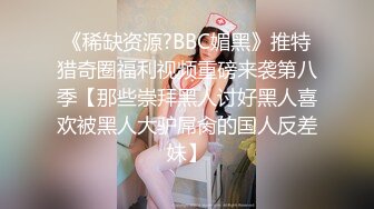 出租屋缝隙偷窥两个身材非常棒白领姐姐裸体拖地换衣服看着下面黝黑毛毛就忍不住要撸